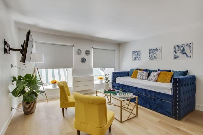Modern French Studio Charm In The City * Parijs